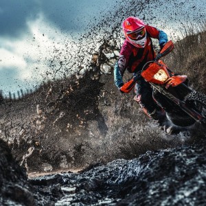 开云体育平台-关键一记，Faker公牛式助攻如何撕裂寂静，重写电竞叙事？红色奔牛刺穿沉默长夜，Faker如何用一记助攻重铸电竞史诗？